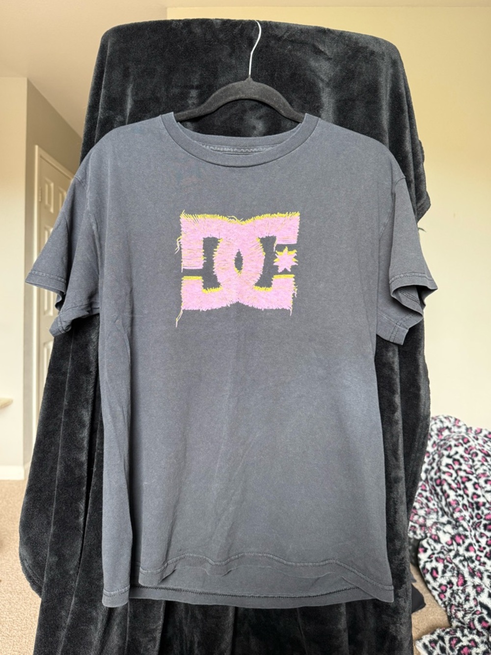 DC Shoes Pink Graphic Tee Y2K Skate Streetwear Short